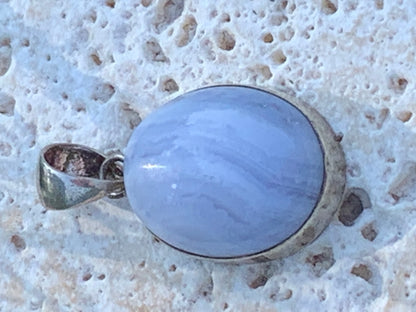 Agate Calcédoine Bleue, pendentif en Argent de 30millimètres de hauteur x 16 x 10. Vendu avec cordon noir réglable offert !
