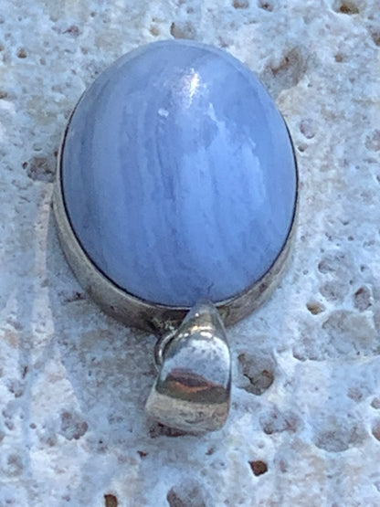 Agate Calcédoine Bleue, pendentif en Argent de 30millimètres de hauteur x 16 x 10. Vendu avec cordon noir réglable offert !