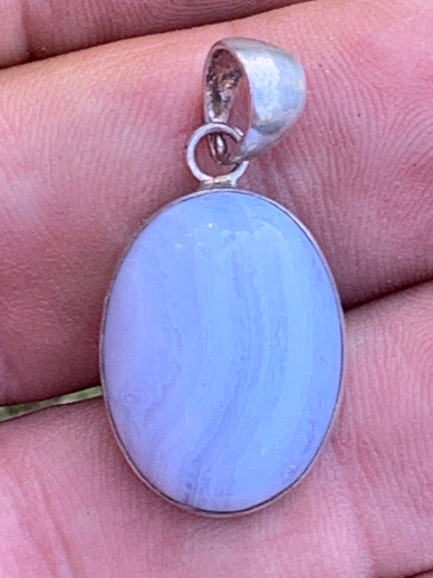 Agate Calcédoine Bleue, pendentif en Argent de 30millimètres de hauteur x 16 x 10. Vendu avec cordon noir réglable offert !