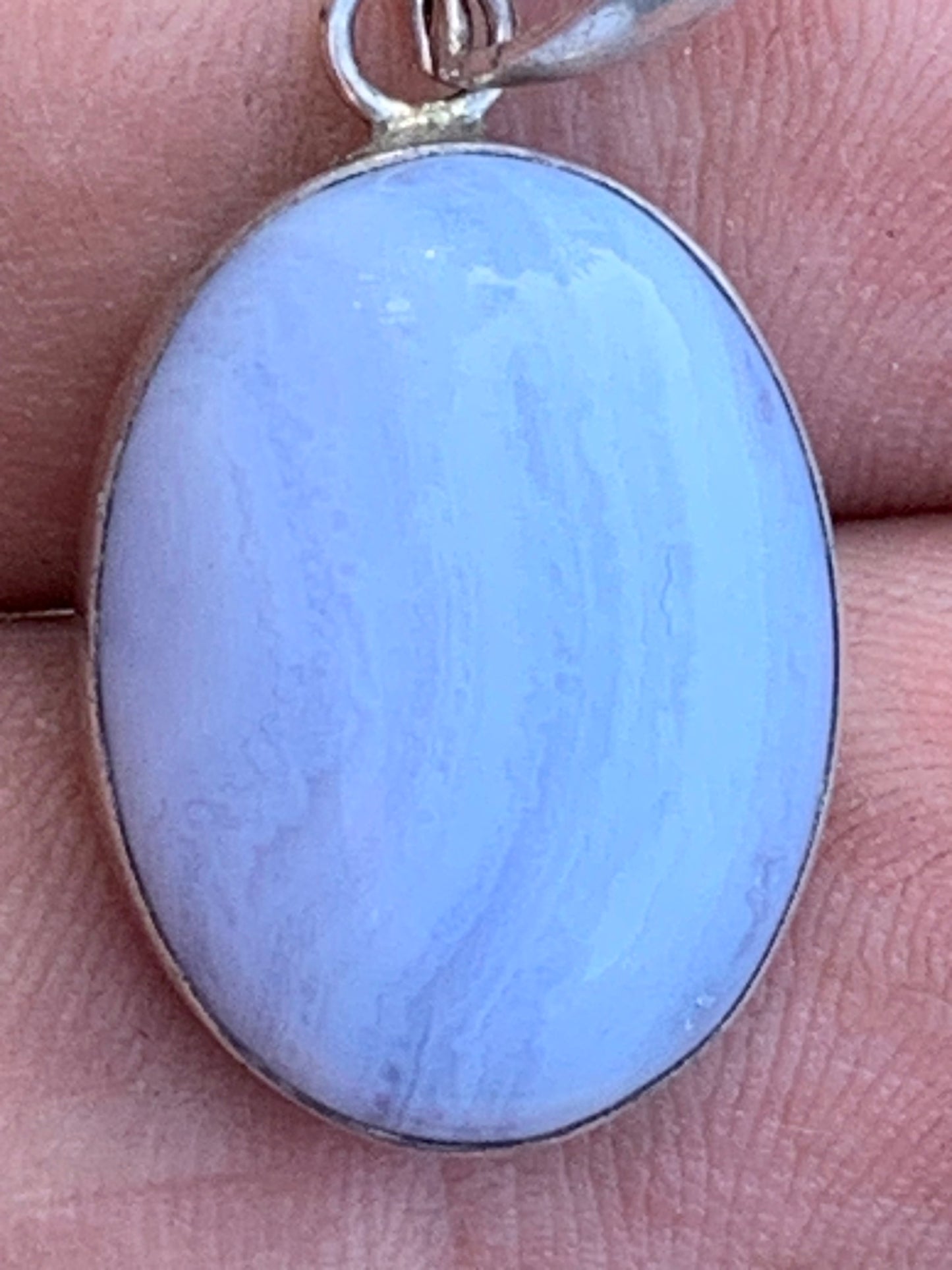 Agate Calcédoine Bleue, pendentif en Argent de 30millimètres de hauteur x 16 x 10. Vendu avec cordon noir réglable offert !