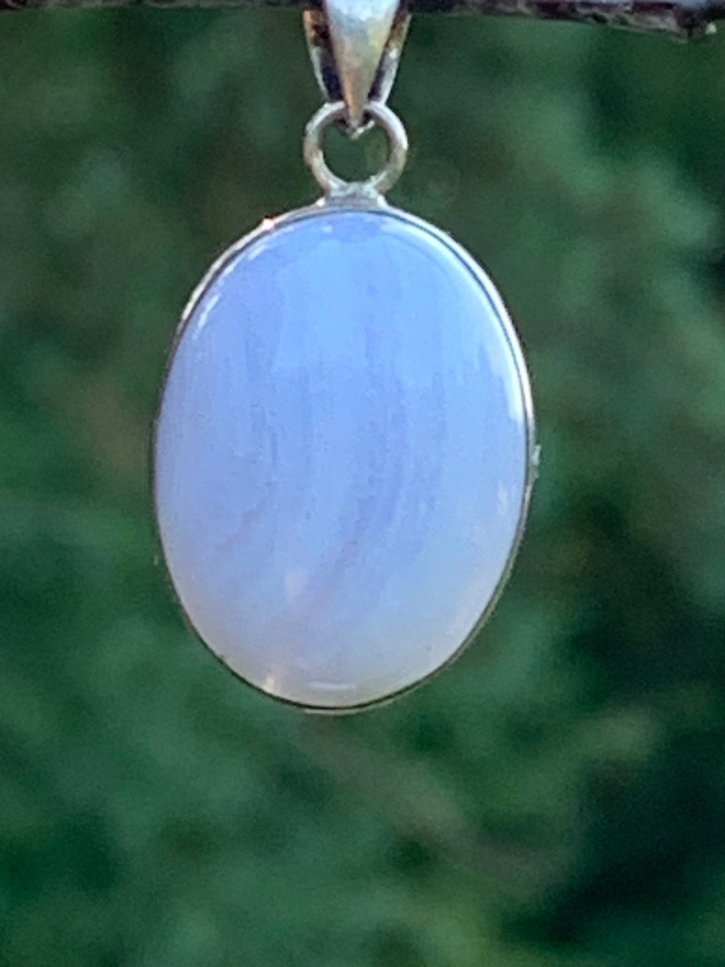 Agate Calcédoine Bleue, pendentif en Argent de 30millimètres de hauteur x 16 x 10. Vendu avec cordon noir réglable offert !
