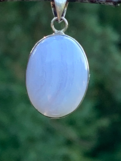 Agate Calcédoine Bleue, pendentif en Argent de 30millimètres de hauteur x 16 x 10. Vendu avec cordon noir réglable offert !