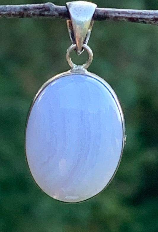 Agate Calcédoine Bleue, pendentif en Argent de 30millimètres de hauteur x 16 x 10. Vendu avec cordon noir réglable offert !