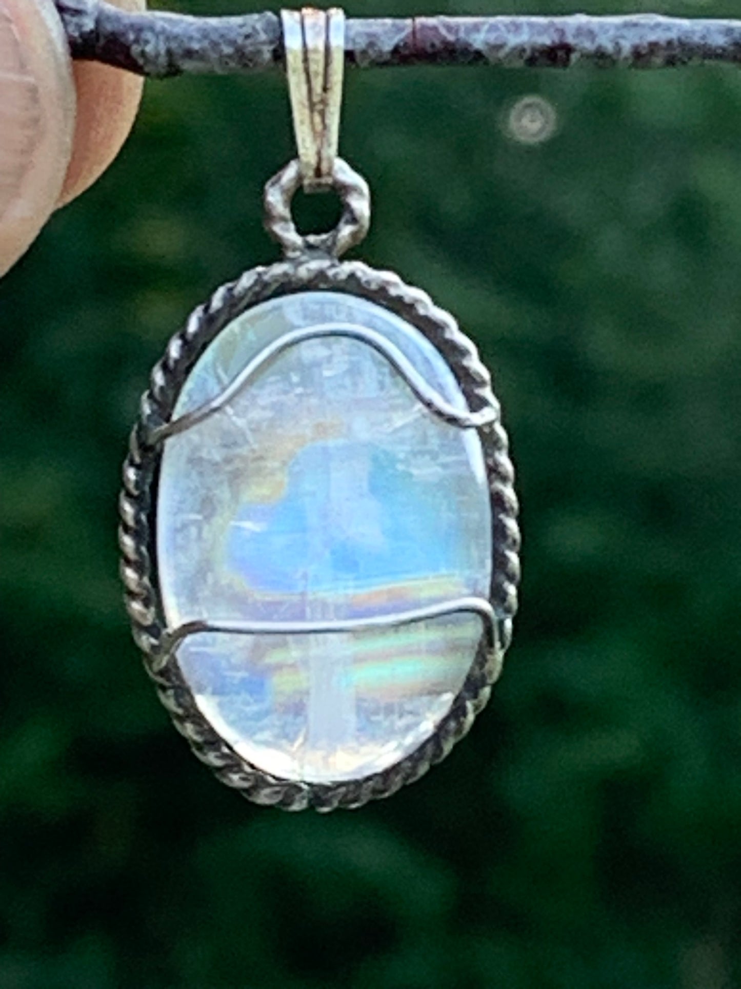 Labradorite blanche ou Péristérite dit aussi Pierre de lune. Pendentif sertis Argent de 33mm x 17 x 7. Qualité AA à AAA, vendu avec cordon réglable de couleur noire !