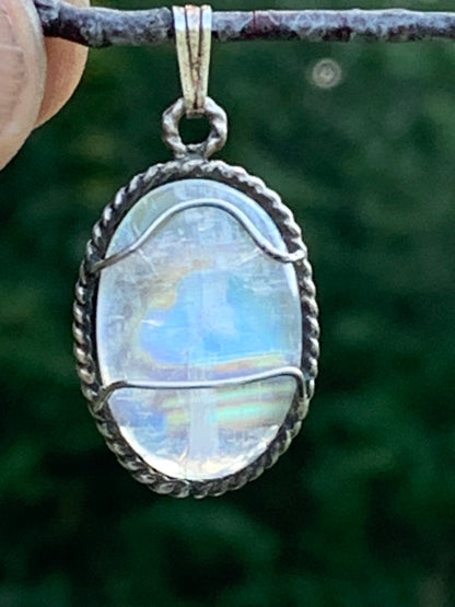 Labradorite blanche ou Péristérite dit aussi Pierre de lune. Pendentif sertis Argent de 33mm x 17 x 7. Qualité AA à AAA, vendu avec cordon réglable de couleur noire !