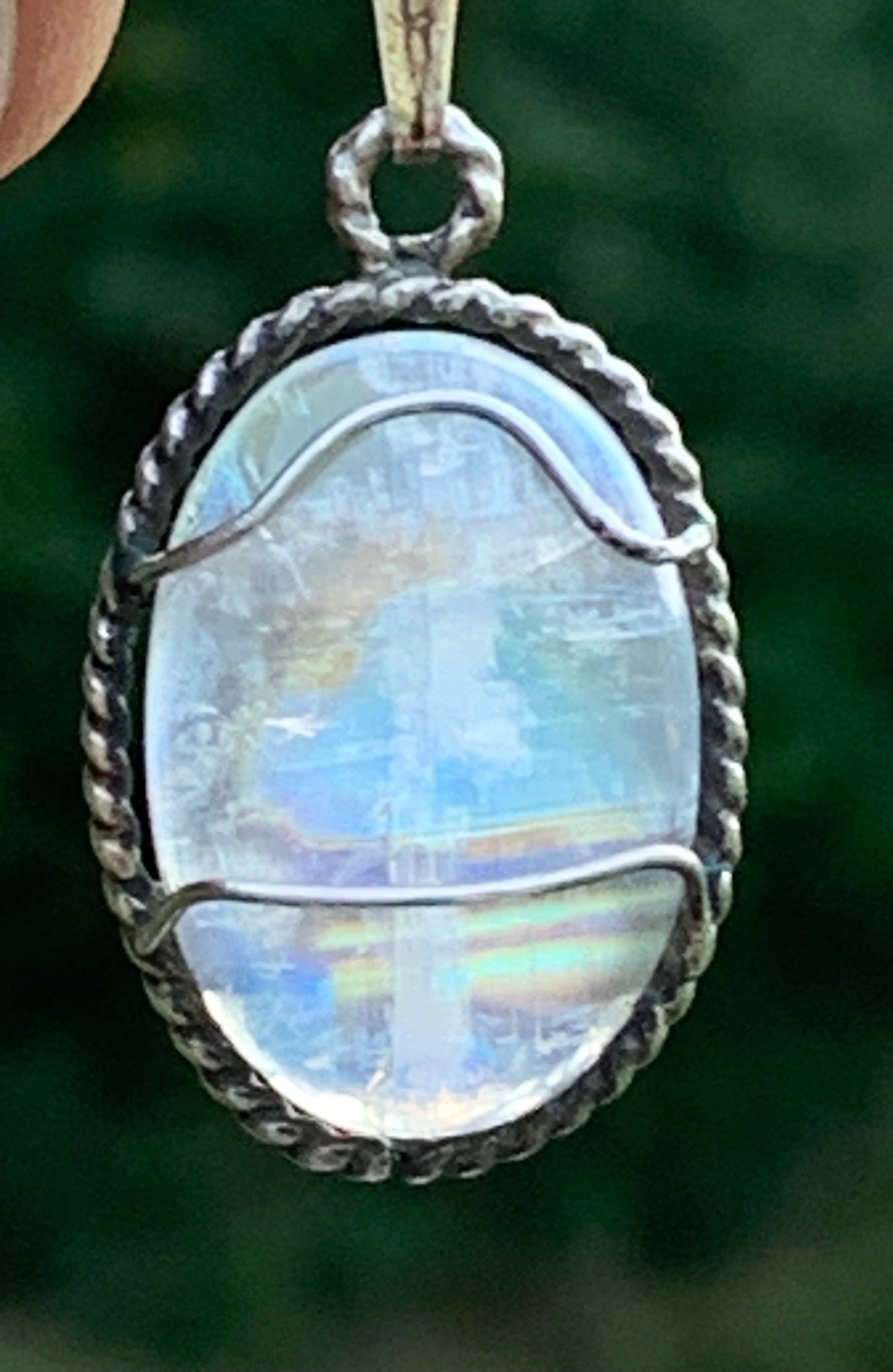 Labradorite blanche ou Péristérite dit aussi Pierre de lune. Pendentif sertis Argent de 33mm x 17 x 7. Qualité AA à AAA, vendu avec cordon réglable de couleur noire !