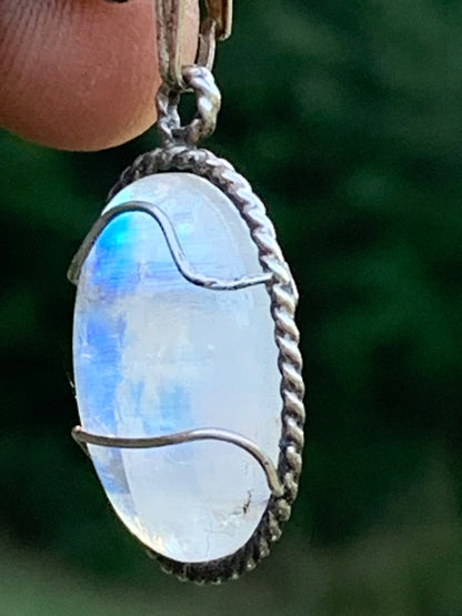 Labradorite blanche ou Péristérite dit aussi Pierre de lune. Pendentif sertis Argent de 33mm x 17 x 7. Qualité AA à AAA, vendu avec cordon réglable de couleur noire !