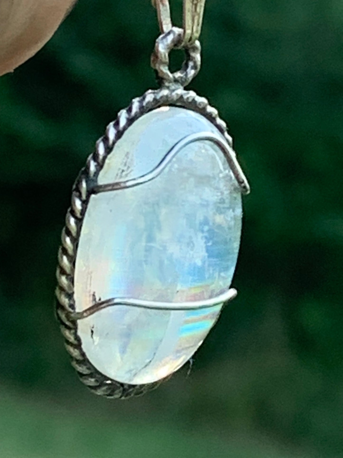 Labradorite blanche ou Péristérite dit aussi Pierre de lune. Pendentif sertis Argent de 33mm x 17 x 7. Qualité AA à AAA, vendu avec cordon réglable de couleur noire !