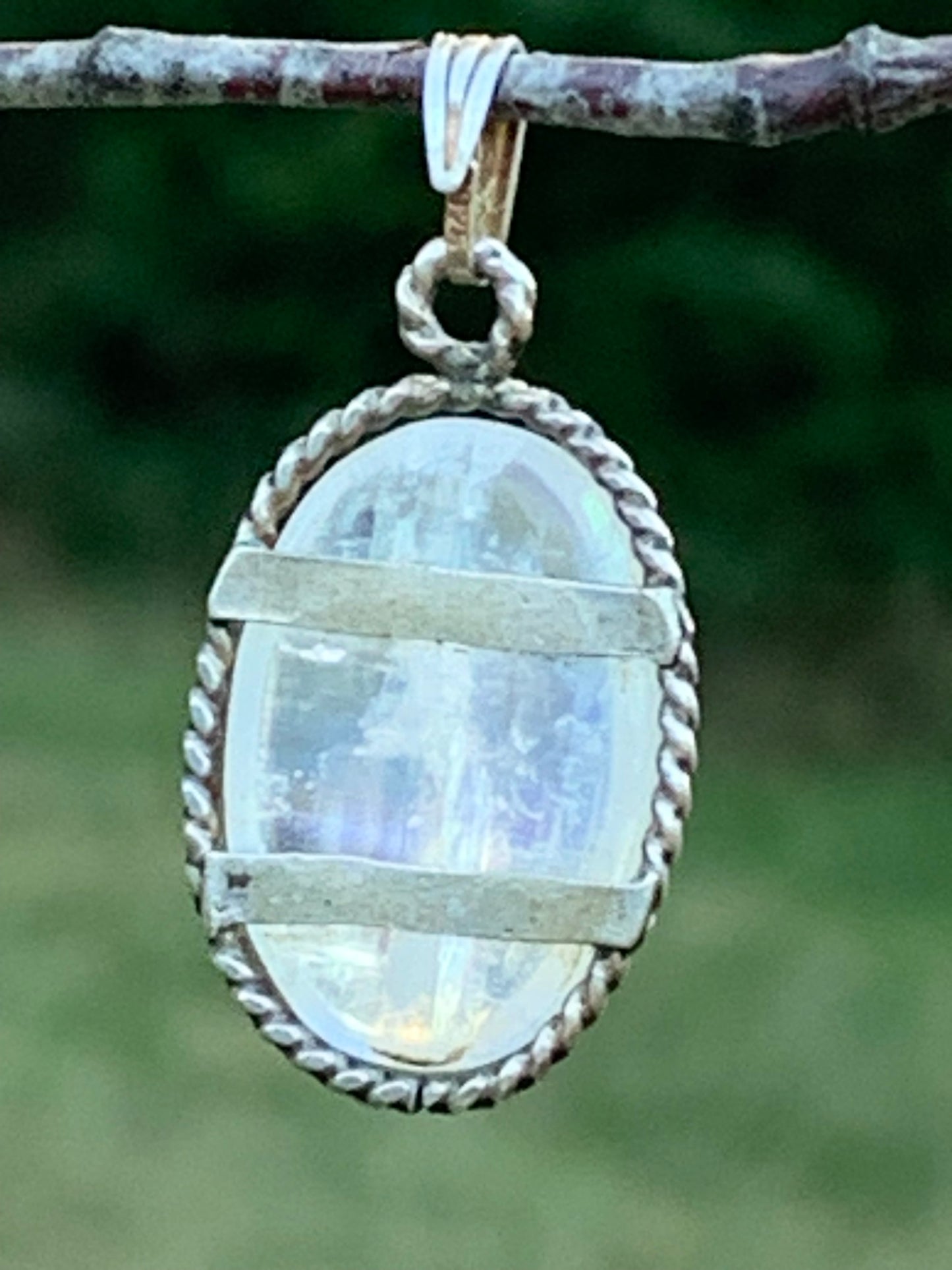 Labradorite blanche ou Péristérite dit aussi Pierre de lune. Pendentif sertis Argent de 33mm x 17 x 7. Qualité AA à AAA, vendu avec cordon réglable de couleur noire !