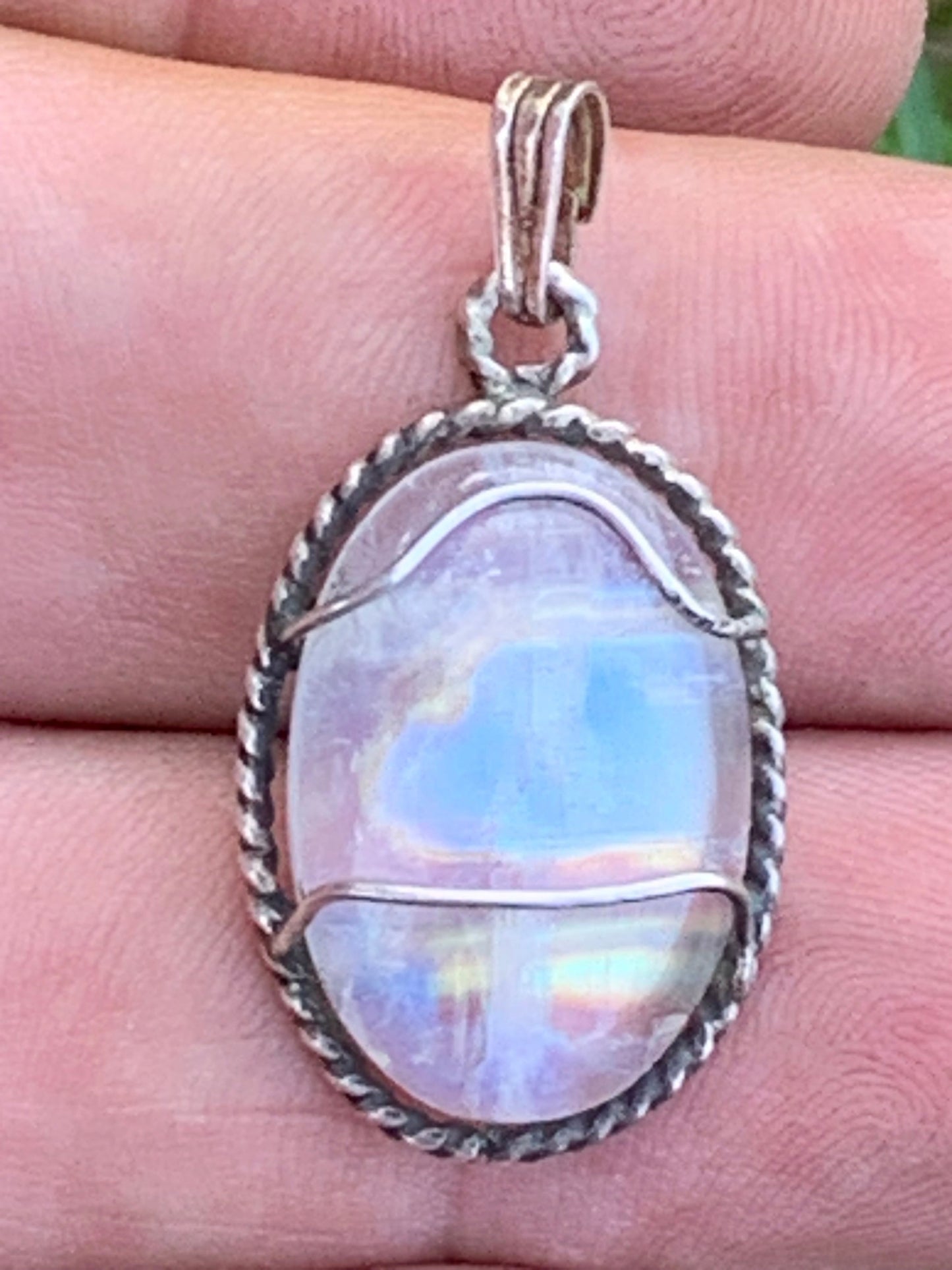 Labradorite blanche ou Péristérite dit aussi Pierre de lune. Pendentif sertis Argent de 33mm x 17 x 7. Qualité AA à AAA, vendu avec cordon réglable de couleur noire !