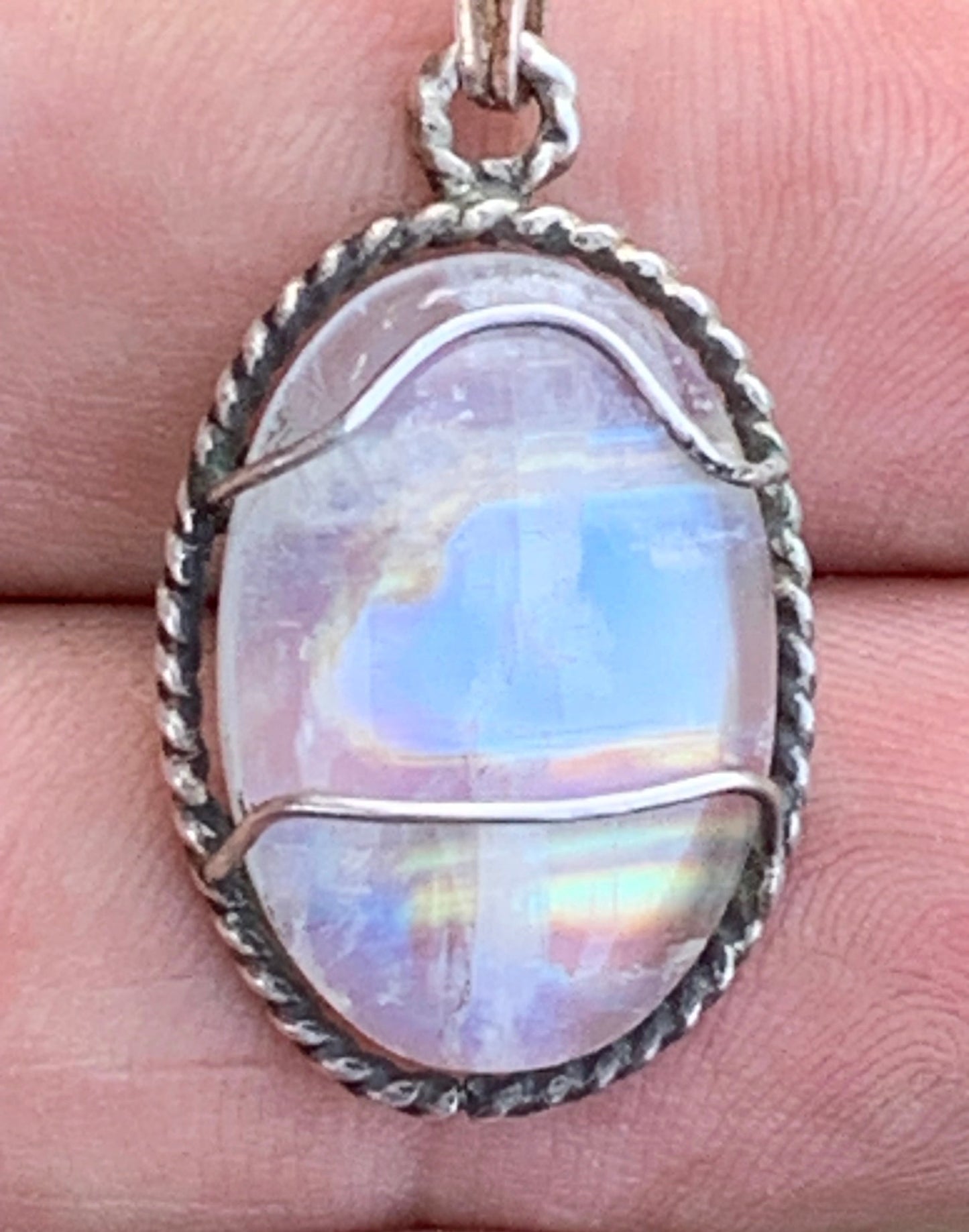 Labradorite blanche ou Péristérite dit aussi Pierre de lune. Pendentif sertis Argent de 33mm x 17 x 7. Qualité AA à AAA, vendu avec cordon réglable de couleur noire !
