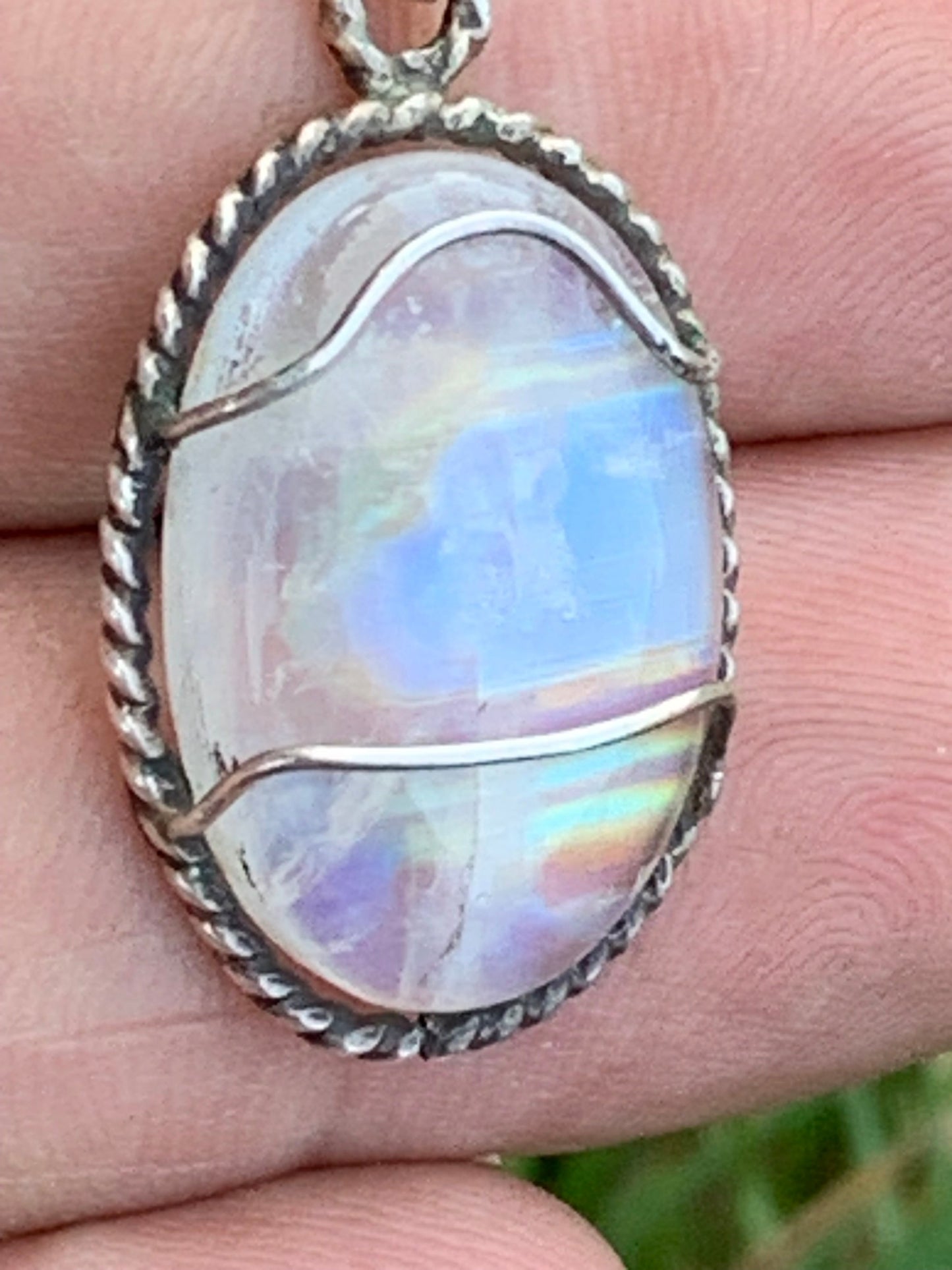 Labradorite blanche ou Péristérite dit aussi Pierre de lune. Pendentif sertis Argent de 33mm x 17 x 7. Qualité AA à AAA, vendu avec cordon réglable de couleur noire !