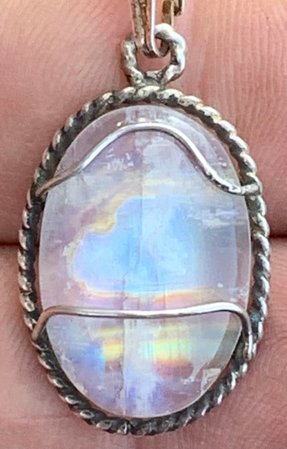 Labradorite blanche ou Péristérite dit aussi Pierre de lune. Pendentif sertis Argent de 33mm x 17 x 7. Qualité AA à AAA, vendu avec cordon réglable de couleur noire !