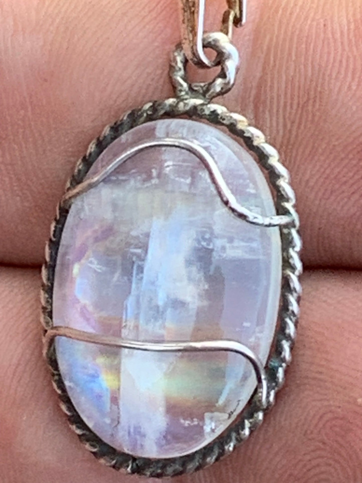 Labradorite blanche ou Péristérite dit aussi Pierre de lune. Pendentif sertis Argent de 33mm x 17 x 7. Qualité AA à AAA, vendu avec cordon réglable de couleur noire !