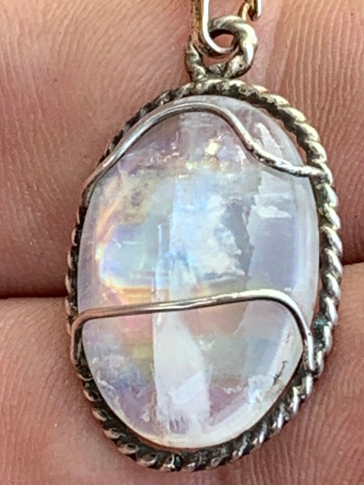 Labradorite blanche ou Péristérite dit aussi Pierre de lune. Pendentif sertis Argent de 33mm x 17 x 7. Qualité AA à AAA, vendu avec cordon réglable de couleur noire !