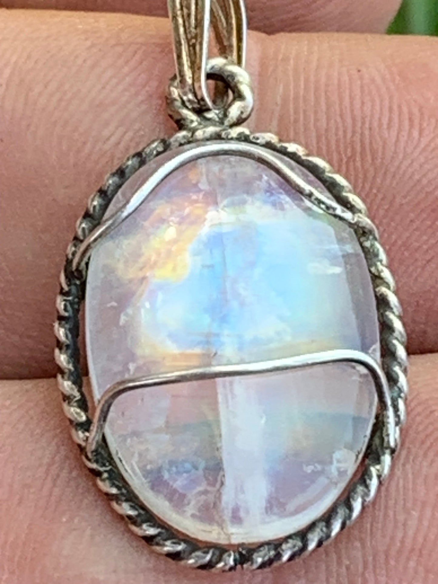 Labradorite blanche ou Péristérite dit aussi Pierre de lune. Pendentif sertis Argent de 33mm x 17 x 7. Qualité AA à AAA, vendu avec cordon réglable de couleur noire !