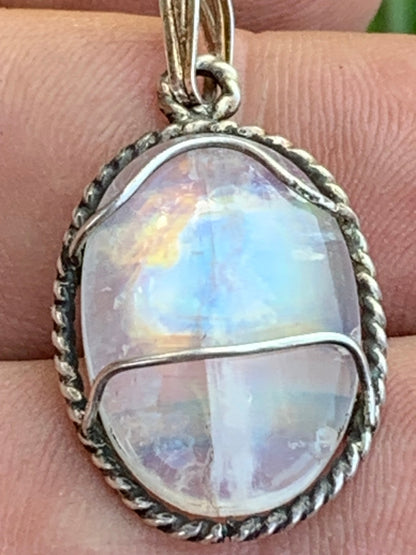Labradorite blanche ou Péristérite dit aussi Pierre de lune. Pendentif sertis Argent de 33mm x 17 x 7. Qualité AA à AAA, vendu avec cordon réglable de couleur noire !
