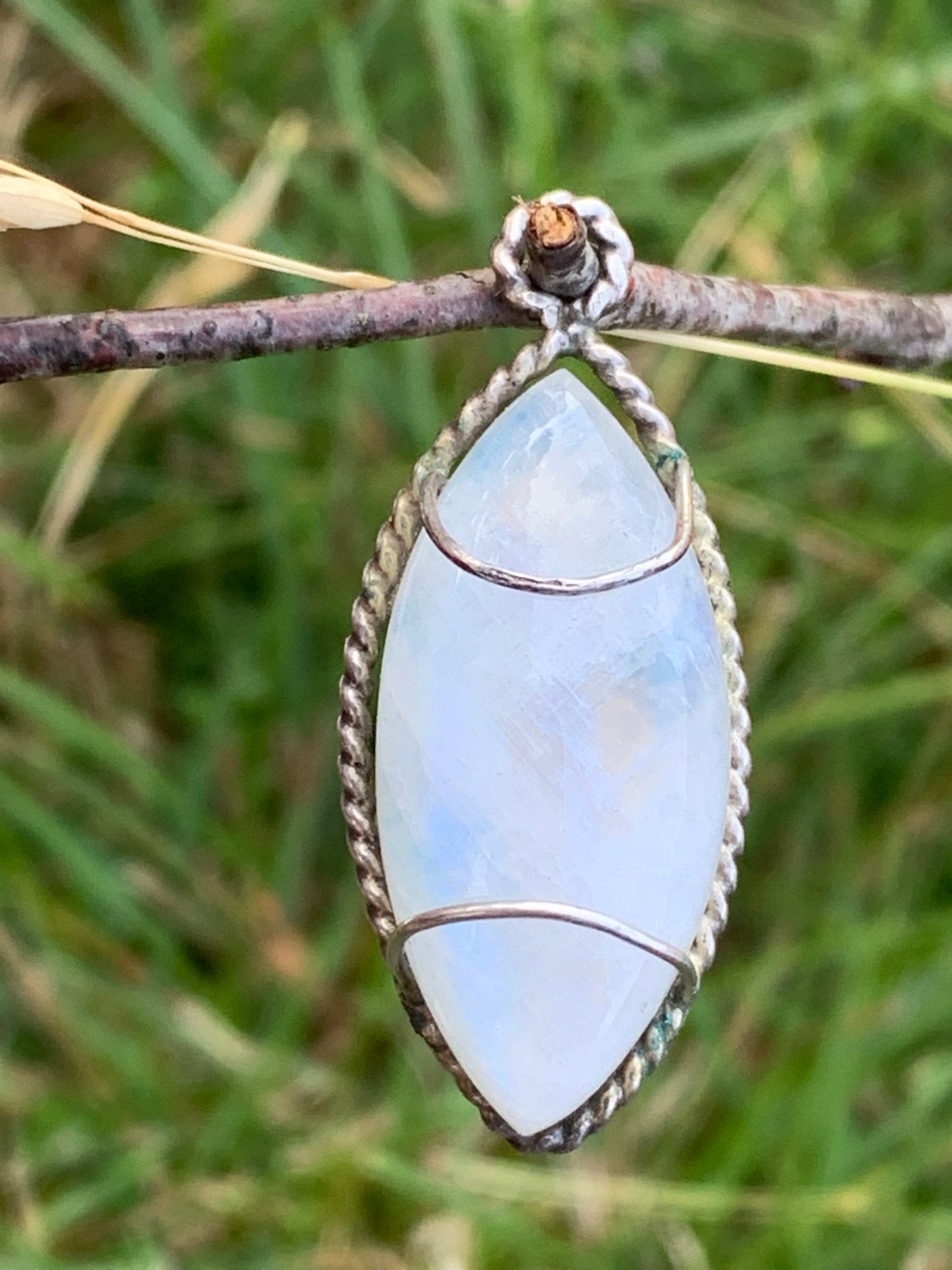 Labradorite blanche ou Péristérite dit aussi Pierre de lune. Pendentif sertis Argent de 35mm x 15 x 10. Qualité AA à AAA, vendu avec cordon noir réglable !