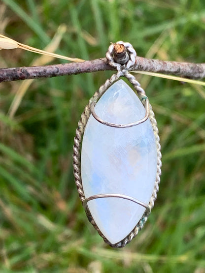 Labradorite blanche ou Péristérite dit aussi Pierre de lune. Pendentif sertis Argent de 35mm x 15 x 10. Qualité AA à AAA, vendu avec cordon noir réglable !