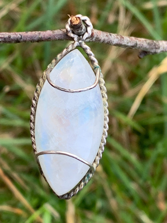 Labradorite blanche ou Péristérite dit aussi Pierre de lune. Pendentif sertis Argent de 35mm x 15 x 10. Qualité AA à AAA, vendu avec cordon noir réglable !