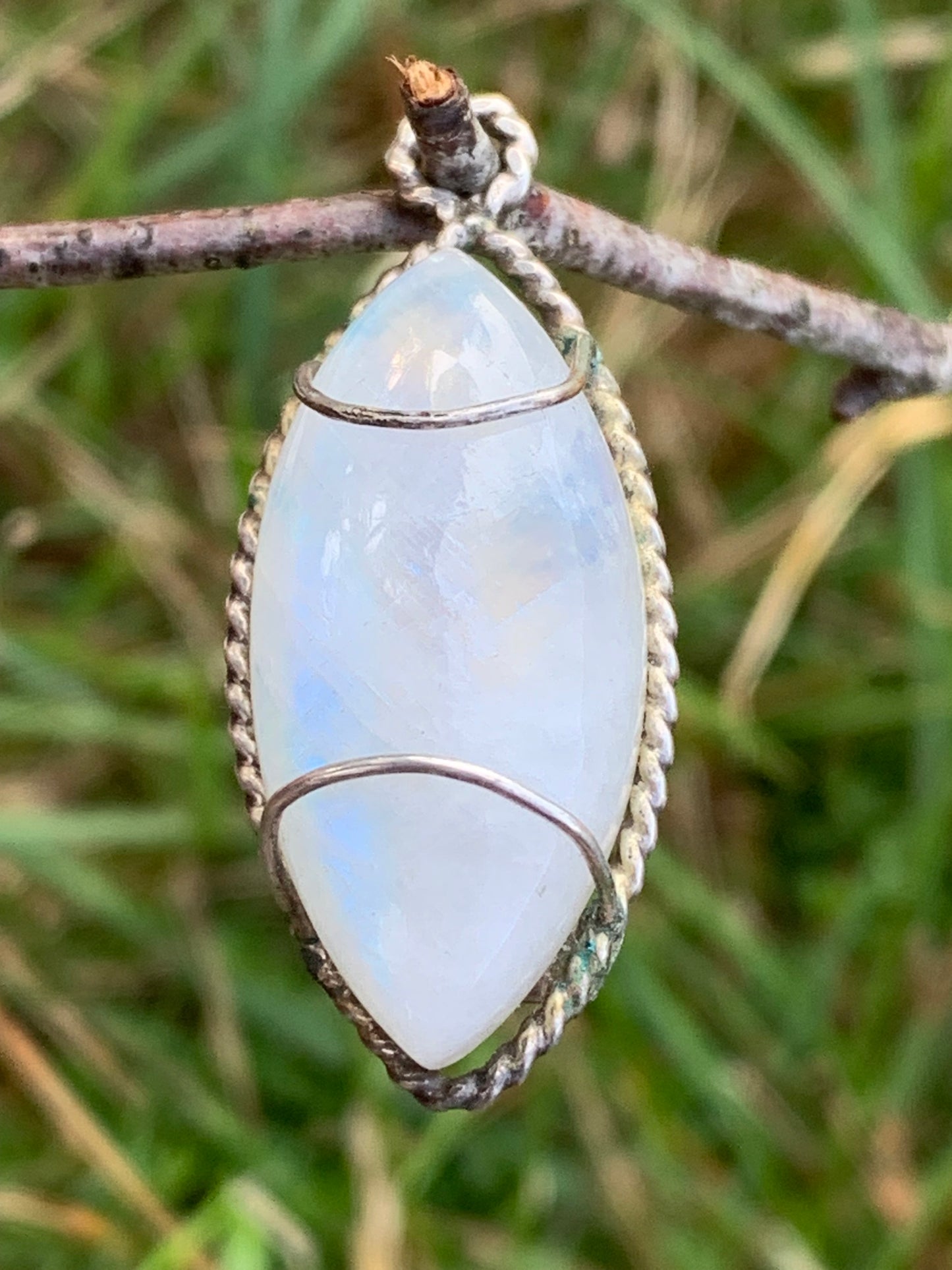 Labradorite blanche ou Péristérite dit aussi Pierre de lune. Pendentif sertis Argent de 35mm x 15 x 10. Qualité AA à AAA, vendu avec cordon noir réglable !