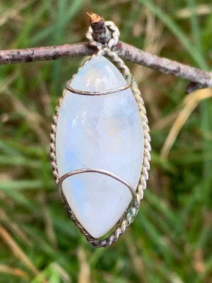 Labradorite blanche ou Péristérite dit aussi Pierre de lune. Pendentif sertis Argent de 35mm x 15 x 10. Qualité AA à AAA, vendu avec cordon noir réglable !