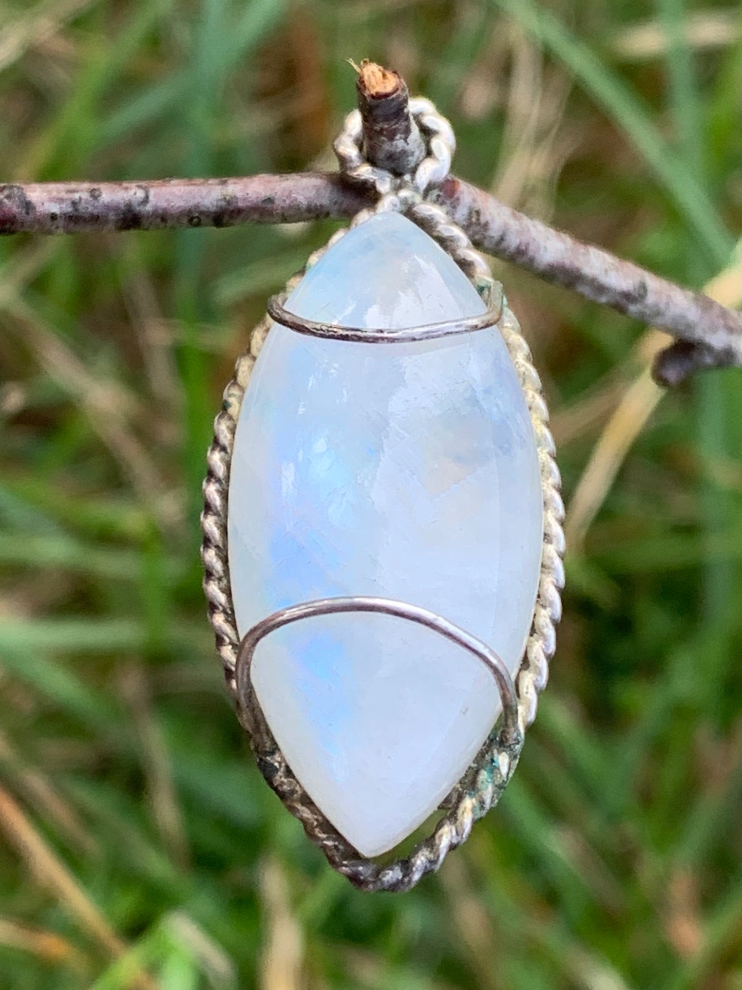 Labradorite blanche ou Péristérite dit aussi Pierre de lune. Pendentif sertis Argent de 35mm x 15 x 10. Qualité AA à AAA, vendu avec cordon noir réglable !