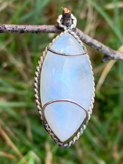 Labradorite blanche ou Péristérite dit aussi Pierre de lune. Pendentif sertis Argent de 35mm x 15 x 10. Qualité AA à AAA, vendu avec cordon noir réglable !