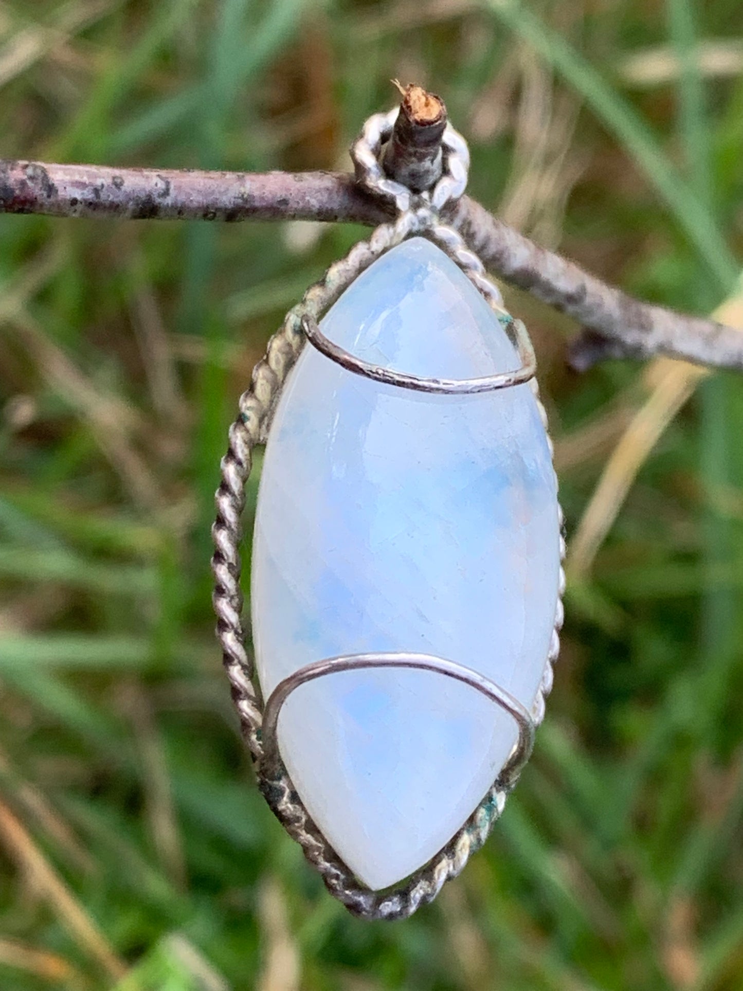 Labradorite blanche ou Péristérite dit aussi Pierre de lune. Pendentif sertis Argent de 35mm x 15 x 10. Qualité AA à AAA, vendu avec cordon noir réglable !