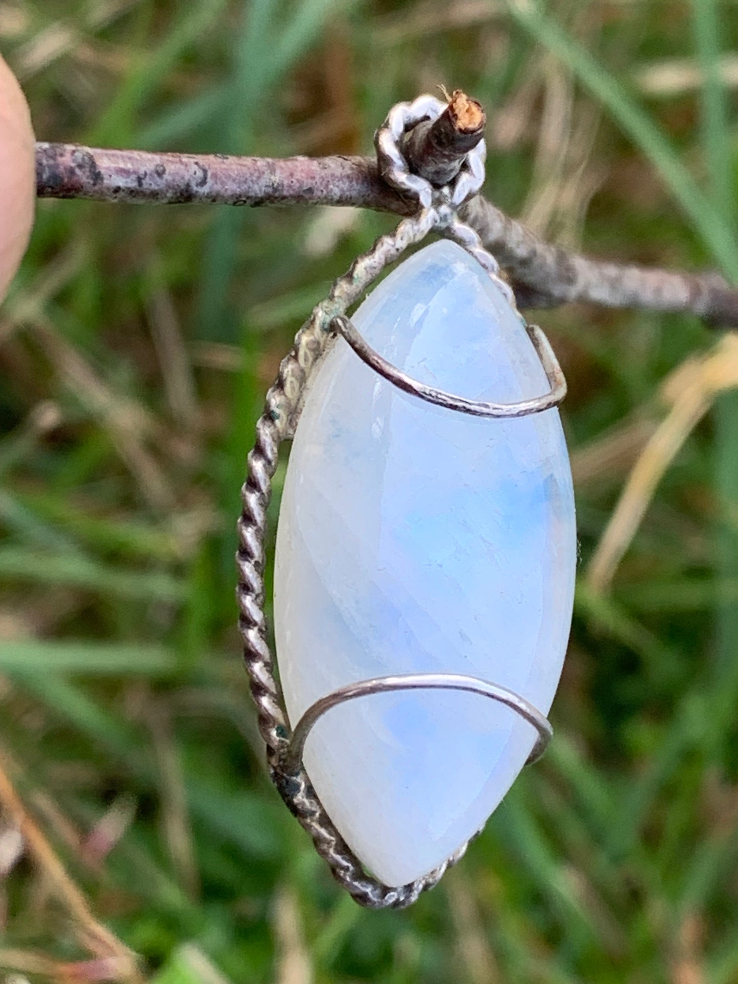 Labradorite blanche ou Péristérite dit aussi Pierre de lune. Pendentif sertis Argent de 35mm x 15 x 10. Qualité AA à AAA, vendu avec cordon noir réglable !