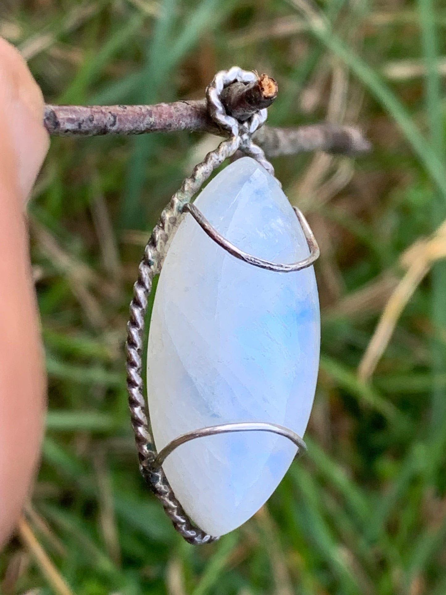 Labradorite blanche ou Péristérite dit aussi Pierre de lune. Pendentif sertis Argent de 35mm x 15 x 10. Qualité AA à AAA, vendu avec cordon noir réglable !