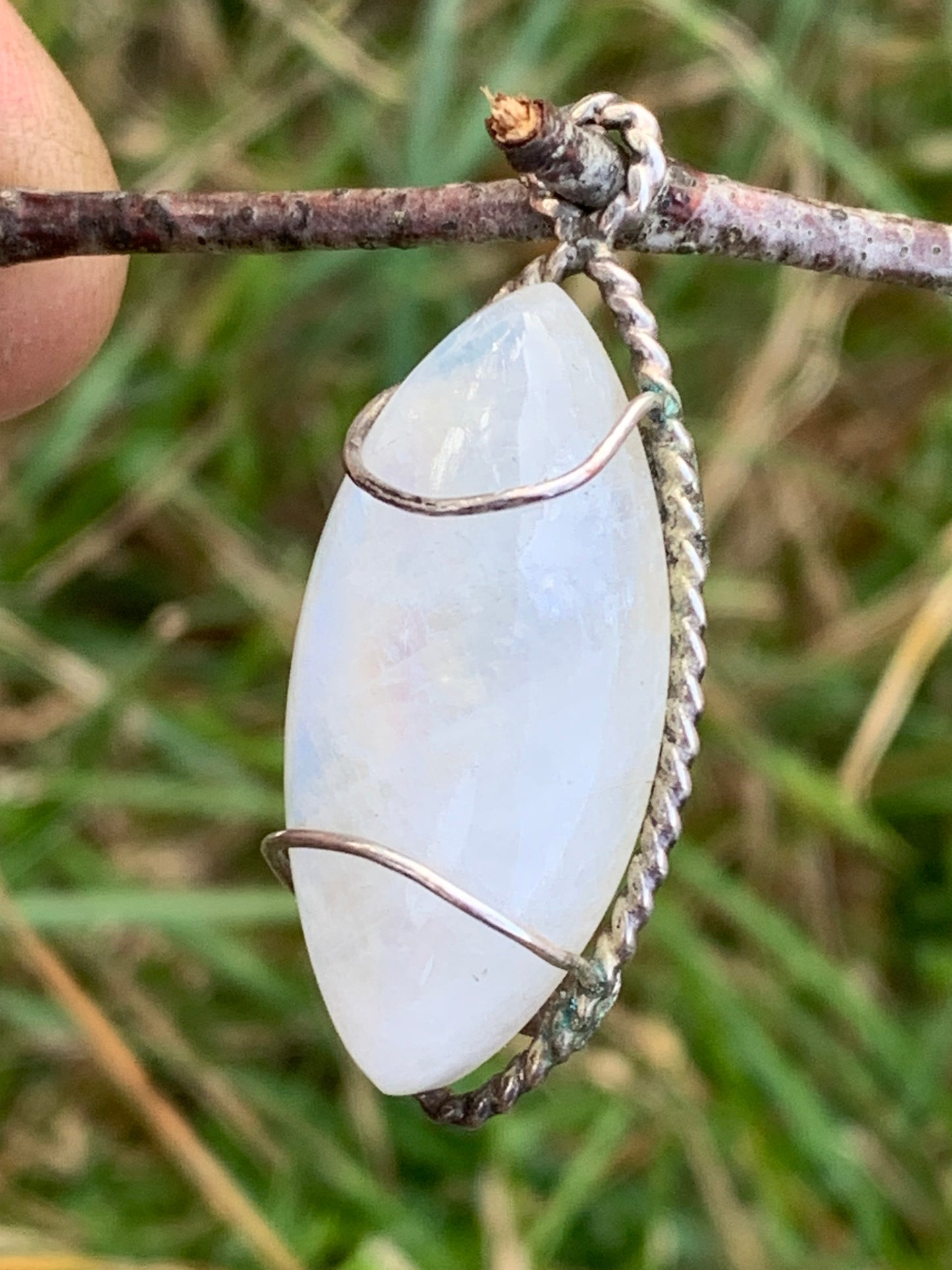 Labradorite blanche ou Péristérite dit aussi Pierre de lune. Pendentif sertis Argent de 35mm x 15 x 10. Qualité AA à AAA, vendu avec cordon noir réglable !