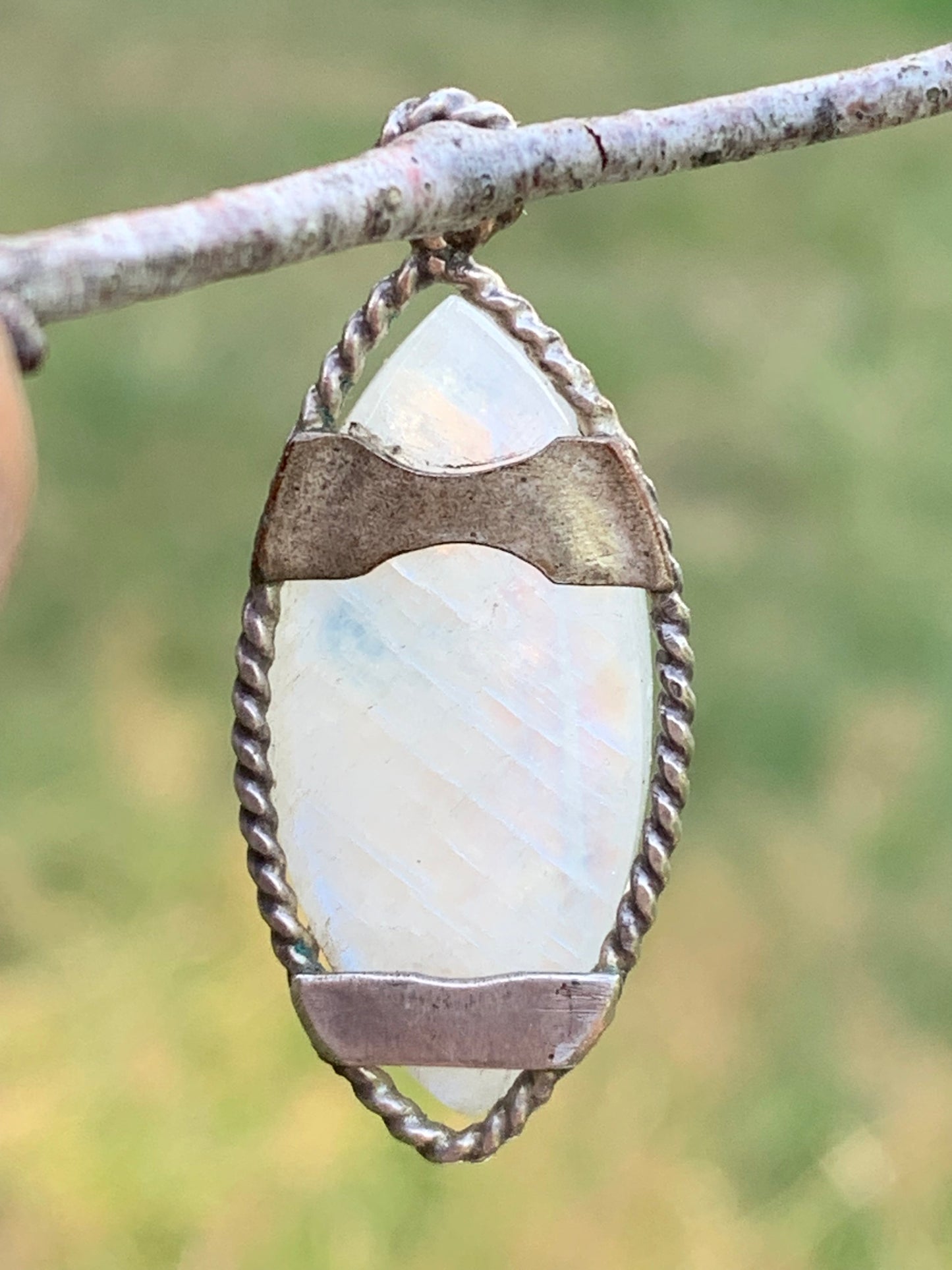 Labradorite blanche ou Péristérite dit aussi Pierre de lune. Pendentif sertis Argent de 35mm x 15 x 10. Qualité AA à AAA, vendu avec cordon noir réglable !