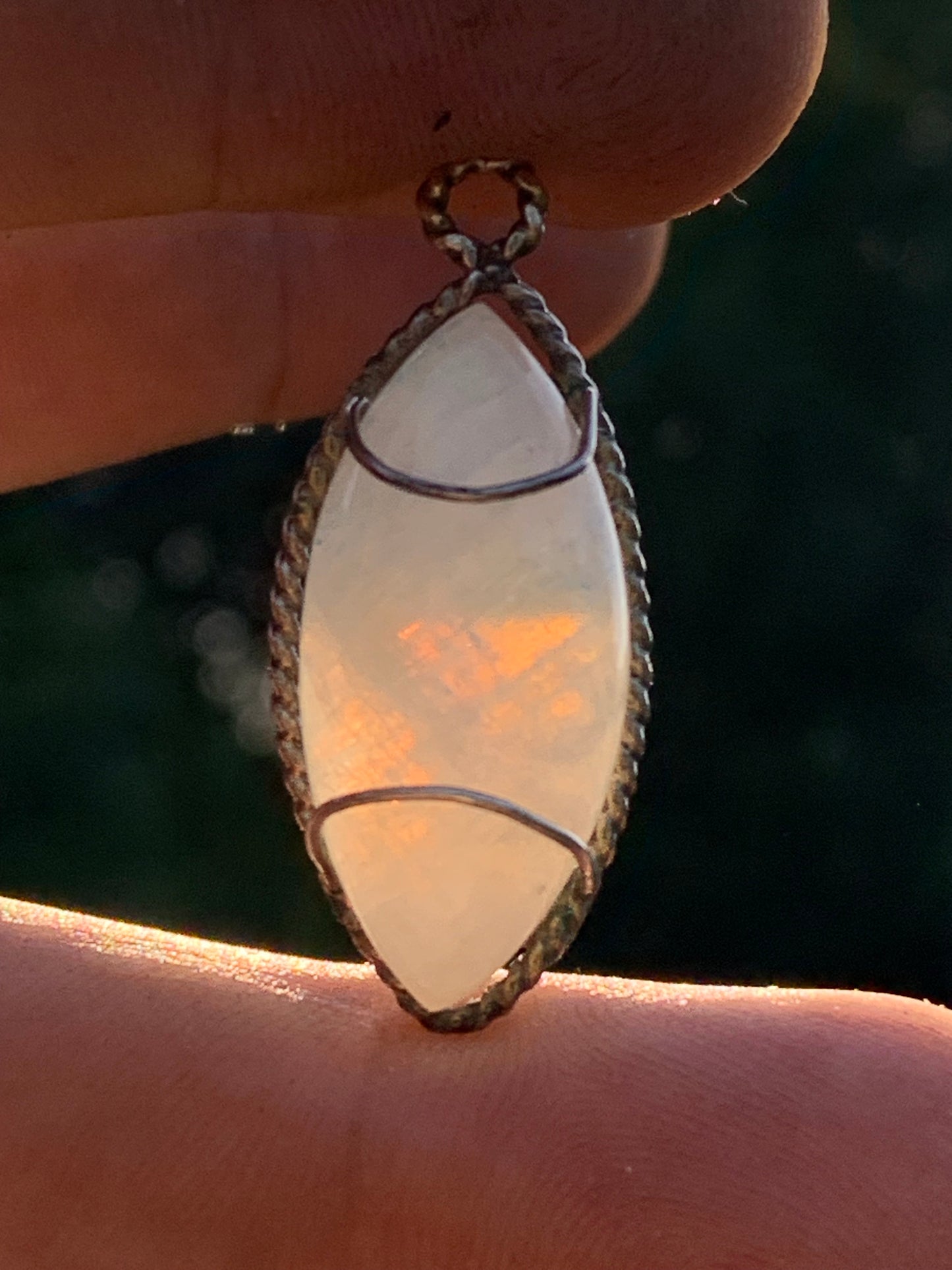 Labradorite blanche ou Péristérite dit aussi Pierre de lune. Pendentif sertis Argent de 35mm x 15 x 10. Qualité AA à AAA, vendu avec cordon noir réglable !