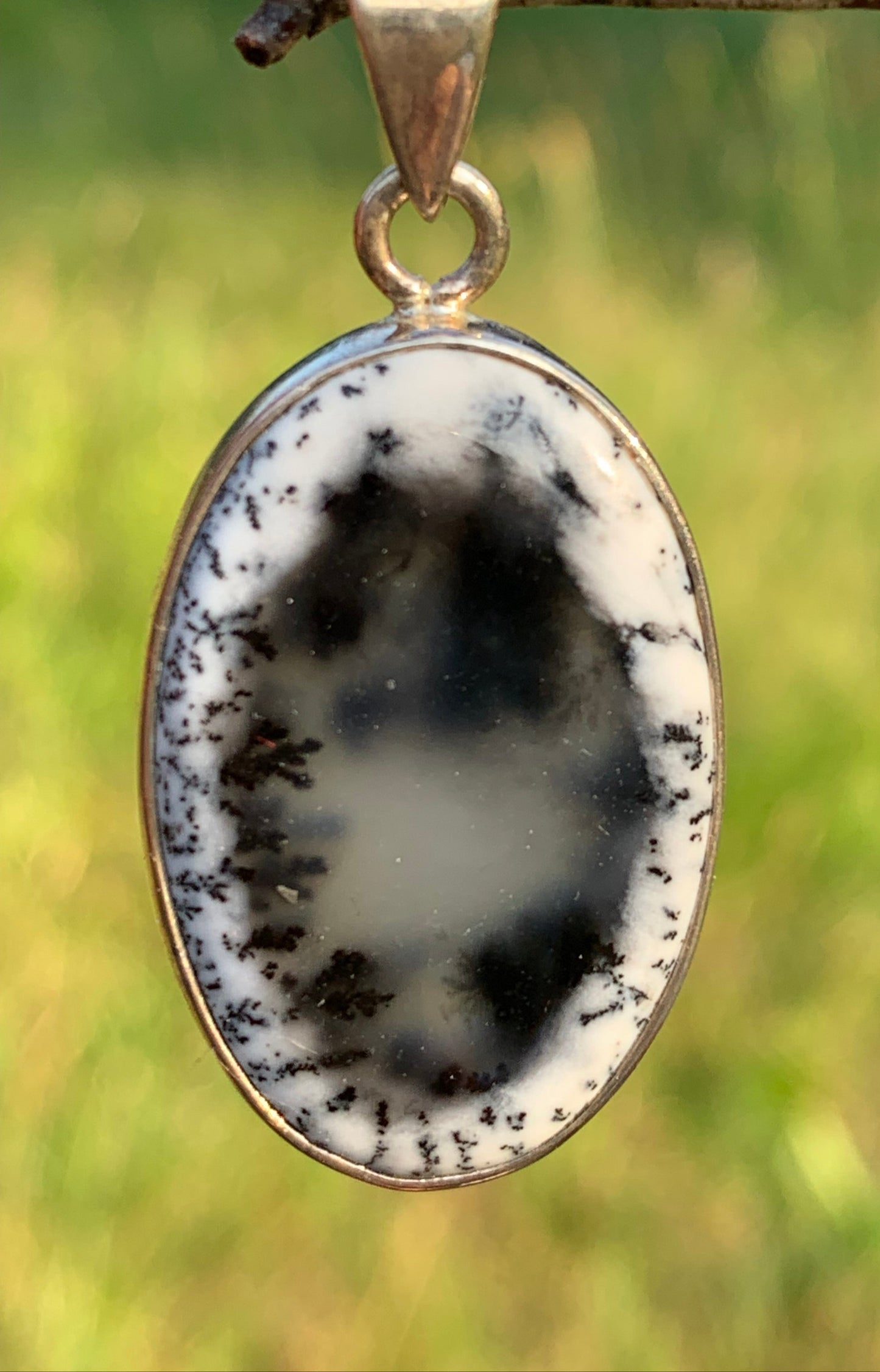 Opale dentritique ou dentrique, pendentif serti Argent de 42mm x 20 x 5. Vendu avec cordon noir réglable, prêt à porter !