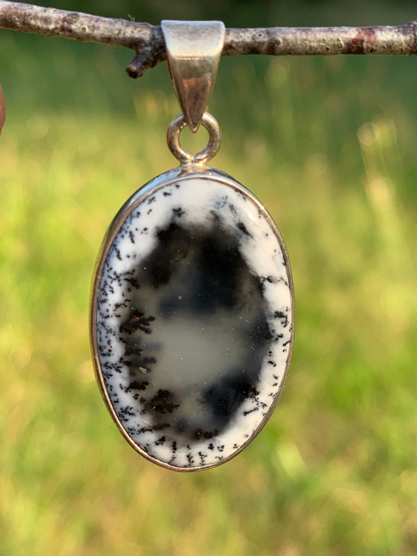 Opale dentritique ou dentrique, pendentif serti Argent de 42mm x 20 x 5. Vendu avec cordon noir réglable, prêt à porter !