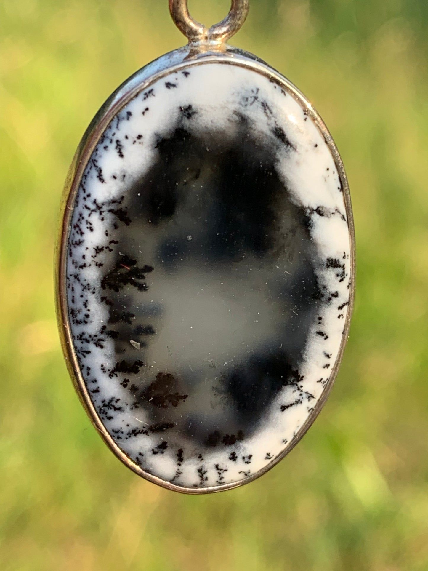 Opale dentritique ou dentrique, pendentif serti Argent de 42mm x 20 x 5. Vendu avec cordon noir réglable, prêt à porter !