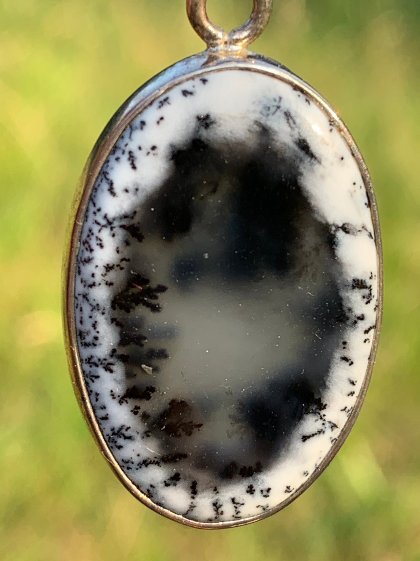 Opale dentritique ou dentrique, pendentif serti Argent de 42mm x 20 x 5. Vendu avec cordon noir réglable, prêt à porter !
