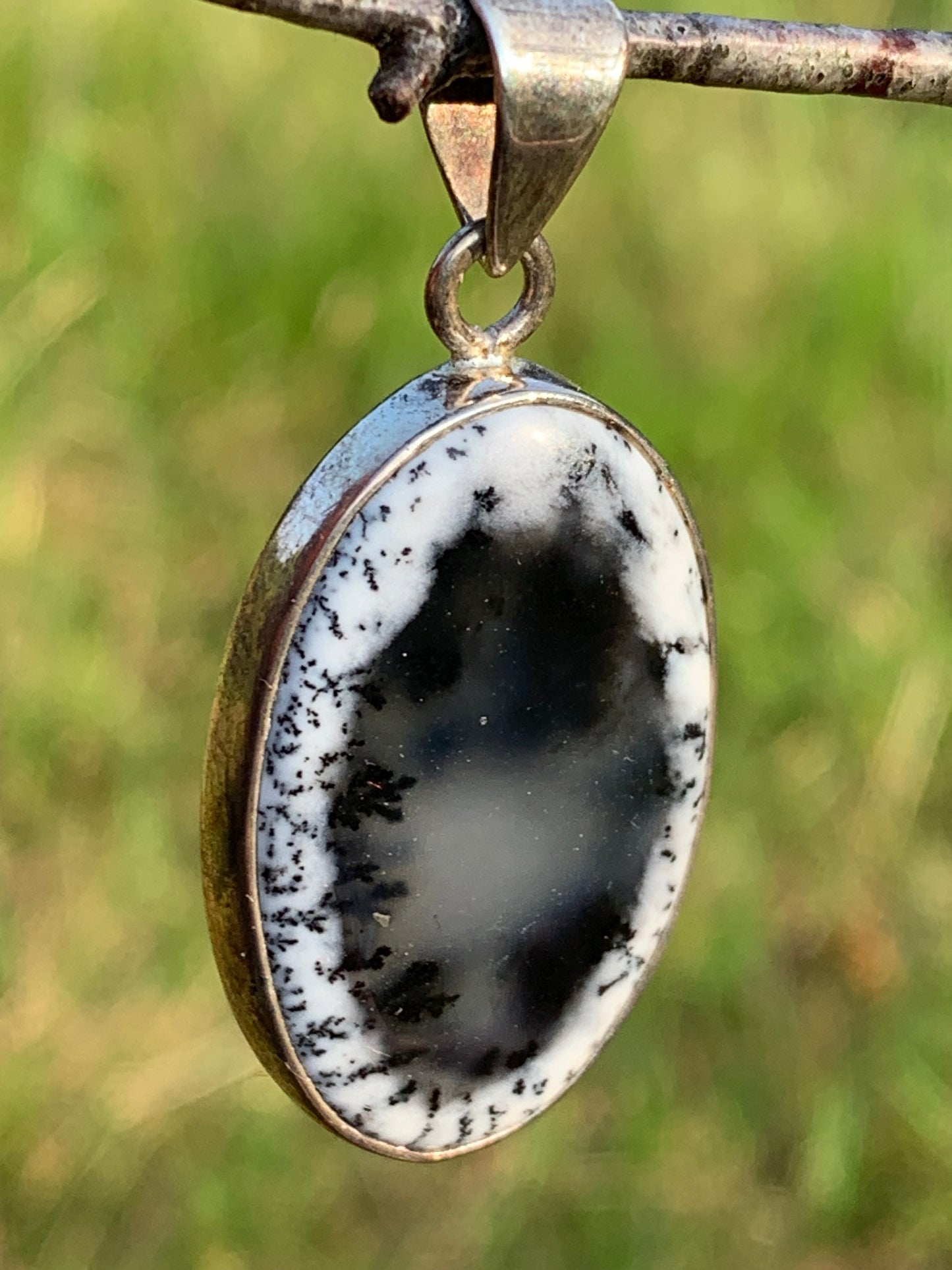 Opale dentritique ou dentrique, pendentif serti Argent de 42mm x 20 x 5. Vendu avec cordon noir réglable, prêt à porter !