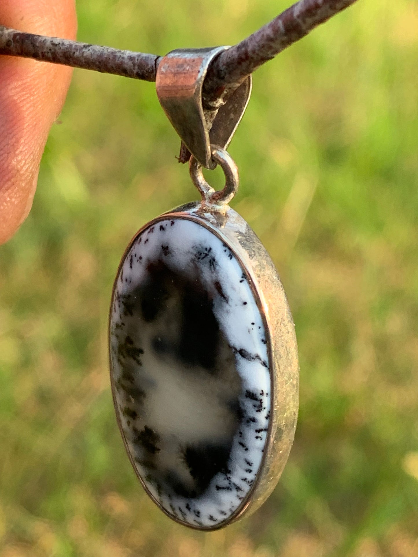 Opale dentritique ou dentrique, pendentif serti Argent de 42mm x 20 x 5. Vendu avec cordon noir réglable, prêt à porter !