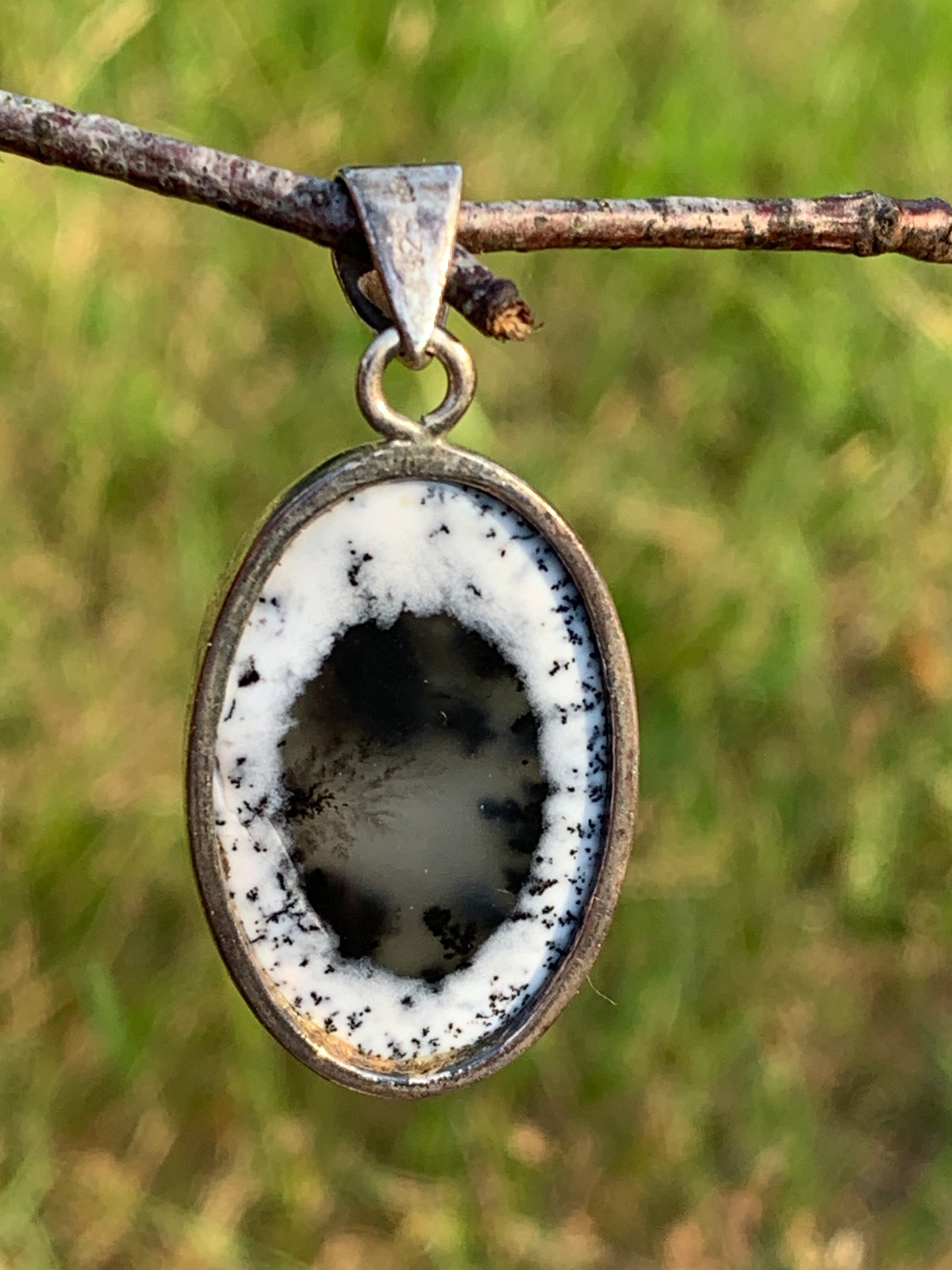 Opale dentritique ou dentrique, pendentif serti Argent de 42mm x 20 x 5. Vendu avec cordon noir réglable, prêt à porter !