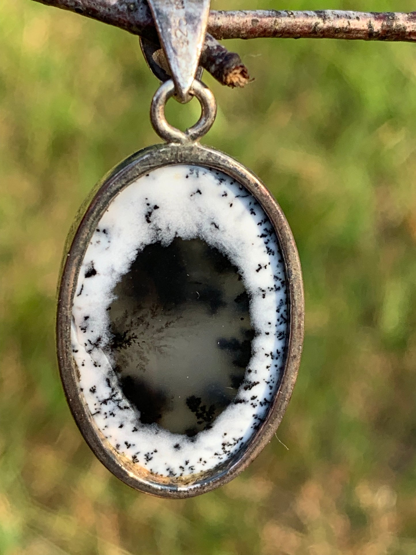 Opale dentritique ou dentrique, pendentif serti Argent de 42mm x 20 x 5. Vendu avec cordon noir réglable, prêt à porter !