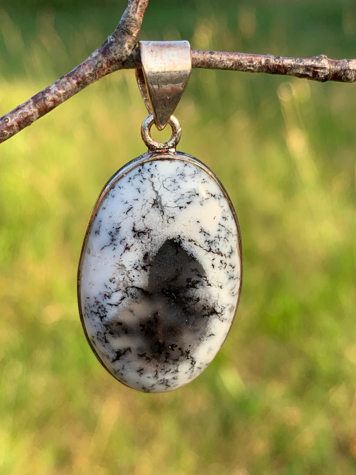 Opale dentritique ou dentrique, pendentif serti Argent de 42mm x21 x9. Vendu avec cordon noir réglable, prêt à porter !