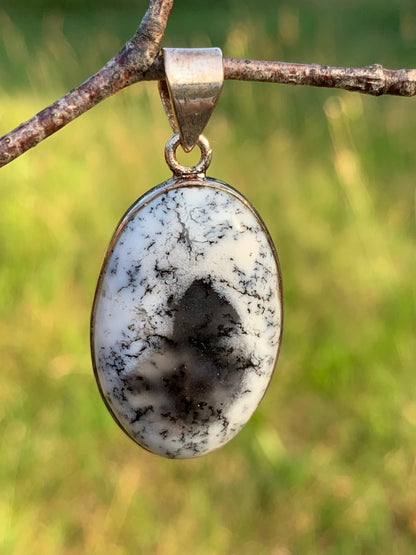 Opale dentritique ou dentrique, pendentif serti Argent de 42mm x21 x9. Vendu avec cordon noir réglable, prêt à porter !