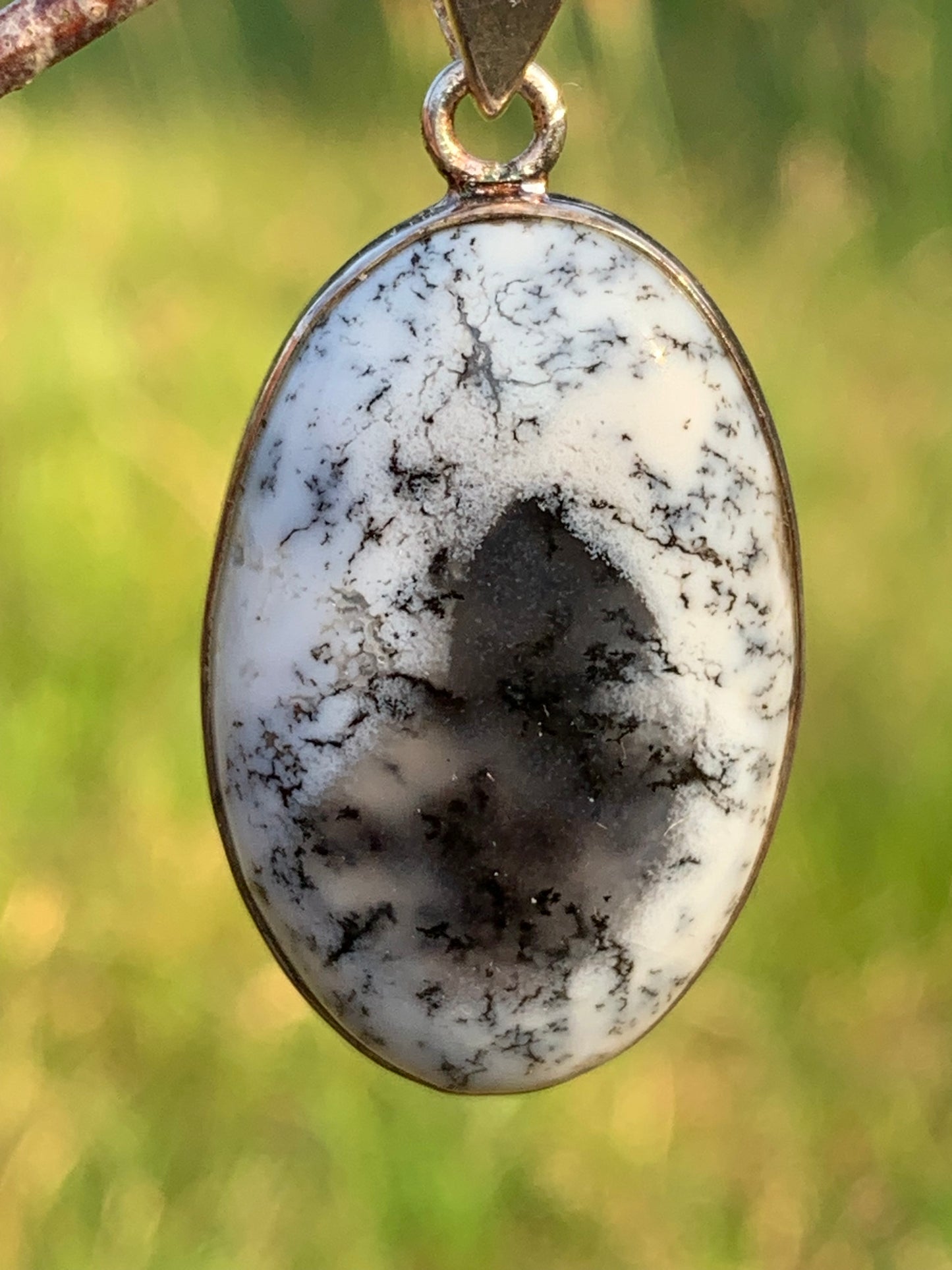 Opale dentritique ou dentrique, pendentif serti Argent de 42mm x21 x9. Vendu avec cordon noir réglable, prêt à porter !