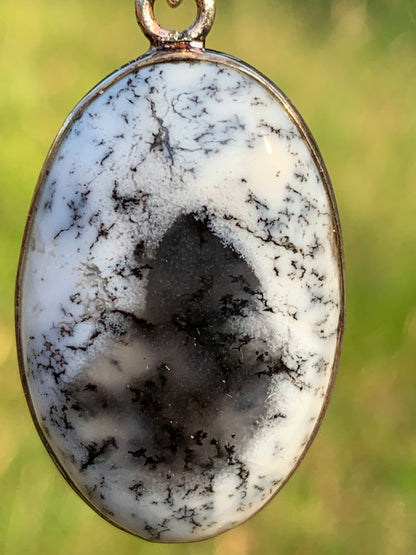 Opale dentritique ou dentrique, pendentif serti Argent de 42mm x21 x9. Vendu avec cordon noir réglable, prêt à porter !