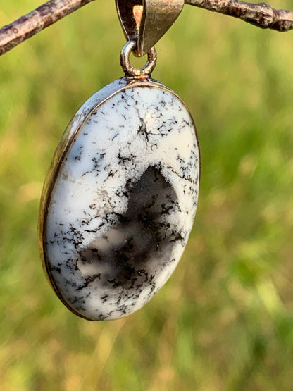 Opale dentritique ou dentrique, pendentif serti Argent de 42mm x21 x9. Vendu avec cordon noir réglable, prêt à porter !