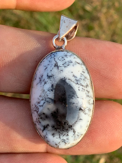 Opale dentritique ou dentrique, pendentif serti Argent de 42mm x21 x9. Vendu avec cordon noir réglable, prêt à porter !