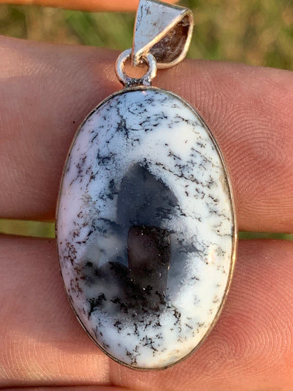 Opale dentritique ou dentrique, pendentif serti Argent de 42mm x21 x9. Vendu avec cordon noir réglable, prêt à porter !