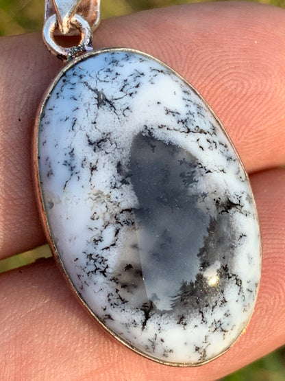 Opale dentritique ou dentrique, pendentif serti Argent de 42mm x21 x9. Vendu avec cordon noir réglable, prêt à porter !